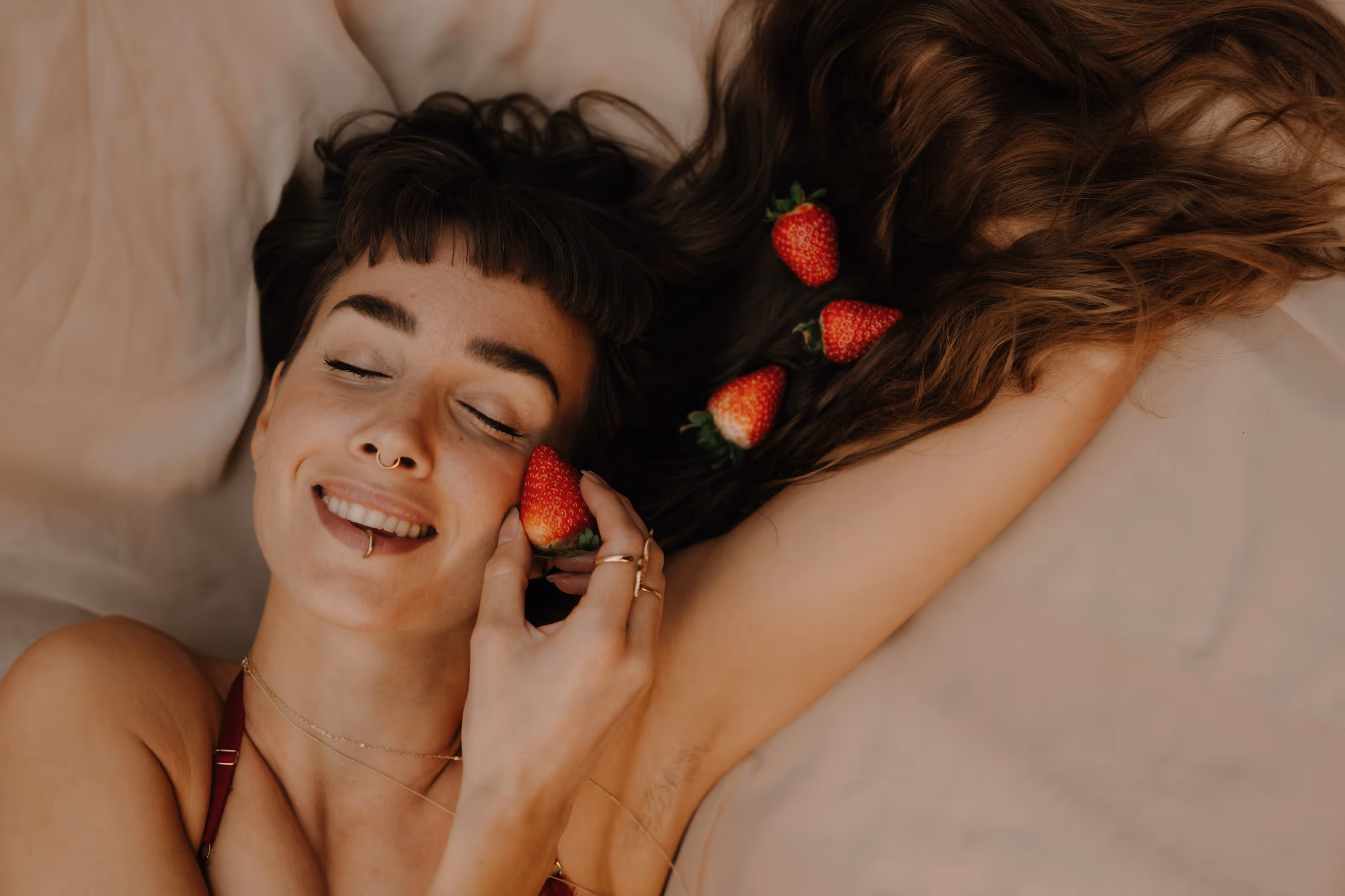 Silja mit Erdbeeren, liegend